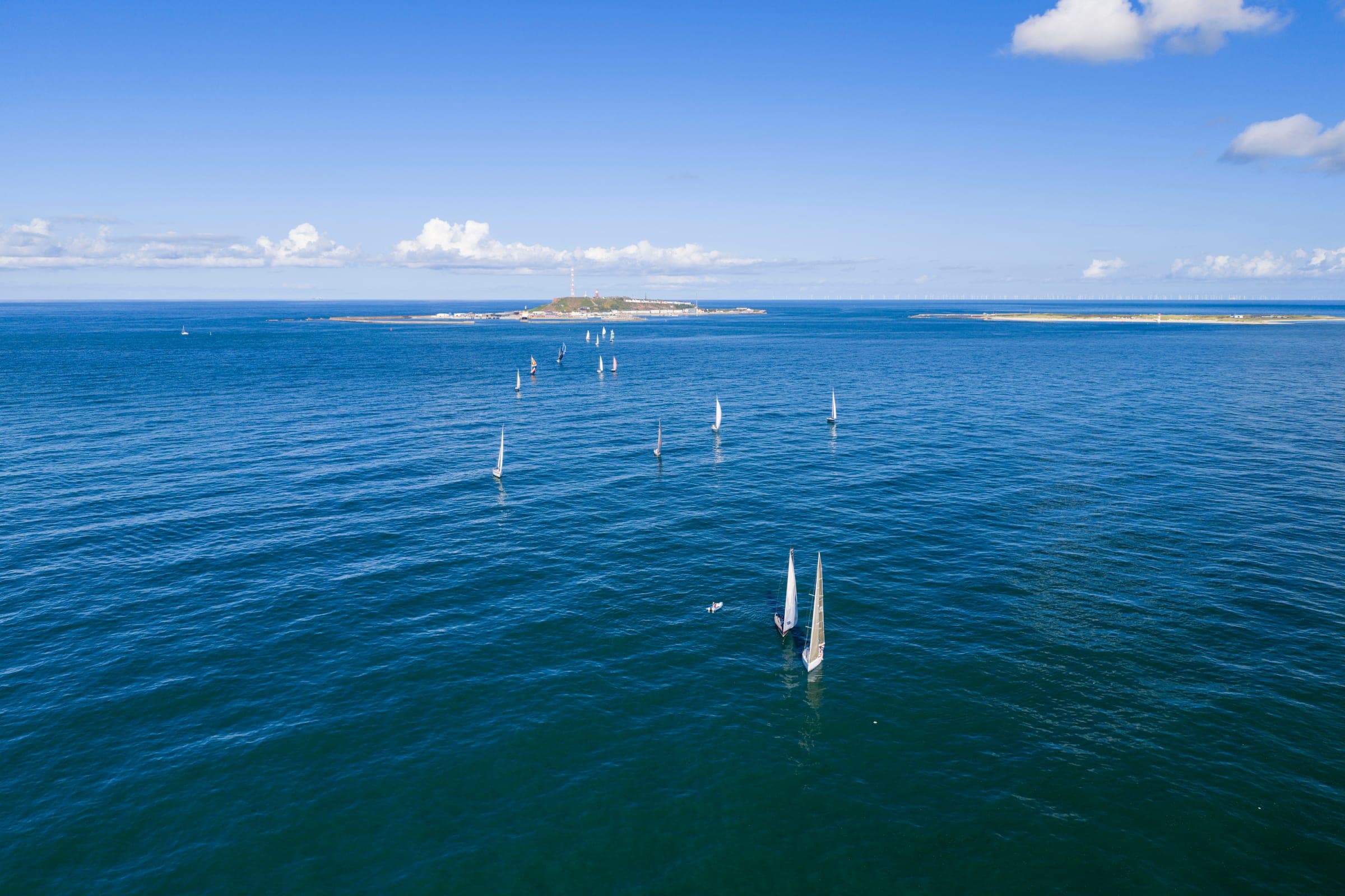 Yacht unter vollen Segeln vor Helgoland