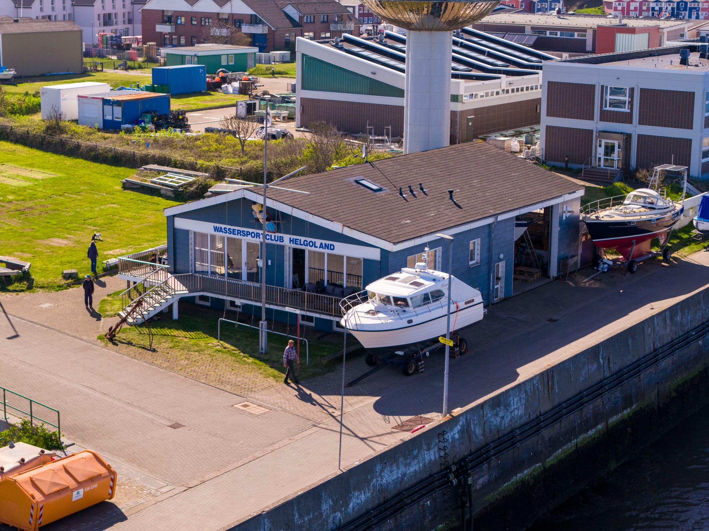 Clubhaus mit Bootshalle aus der Luft