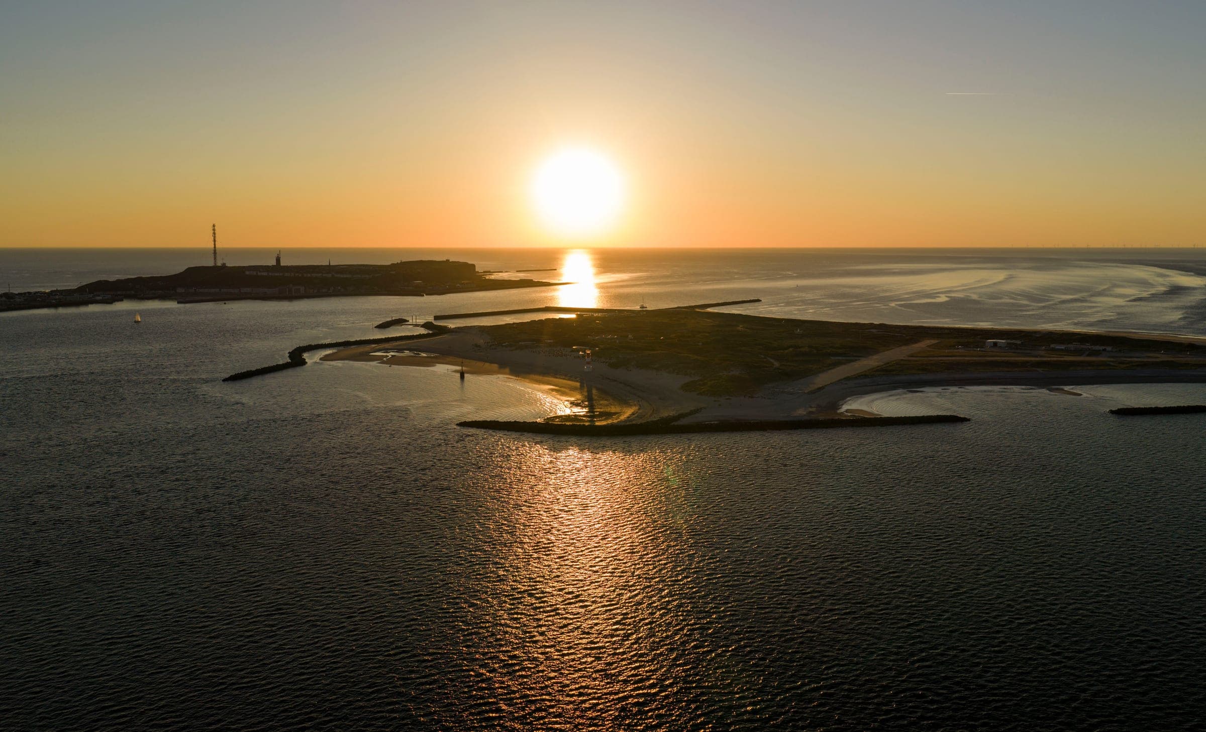 Sonnenuntergang über Helgoland und Düne