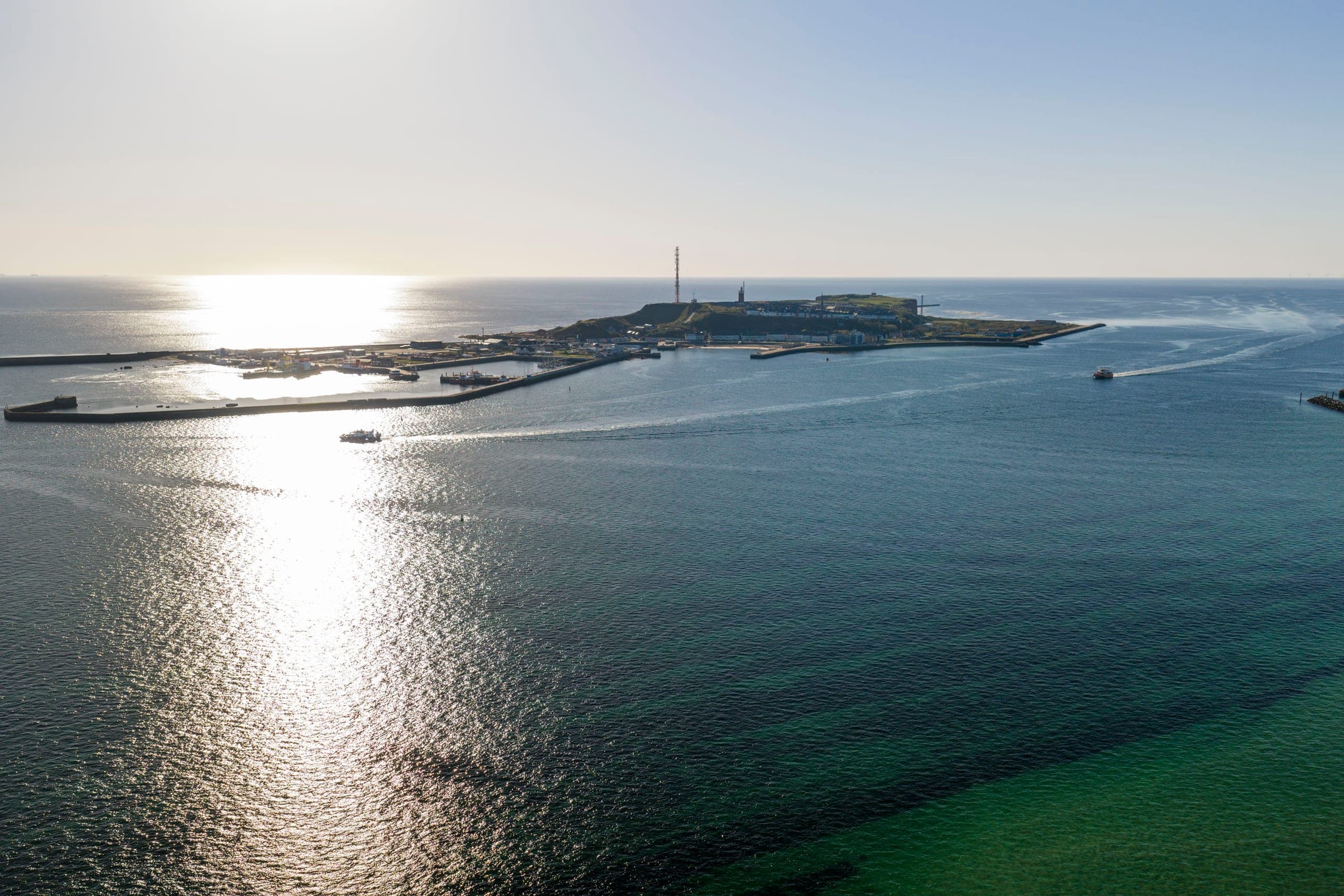 Helgoland mit Düne aus der Ferne