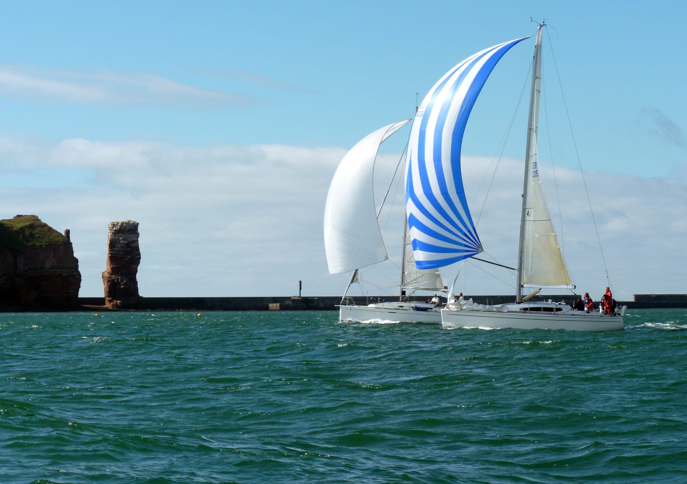 Yacht unter Spinnaker bei der Helgoländer Herbstregatta vor der Langen Anna