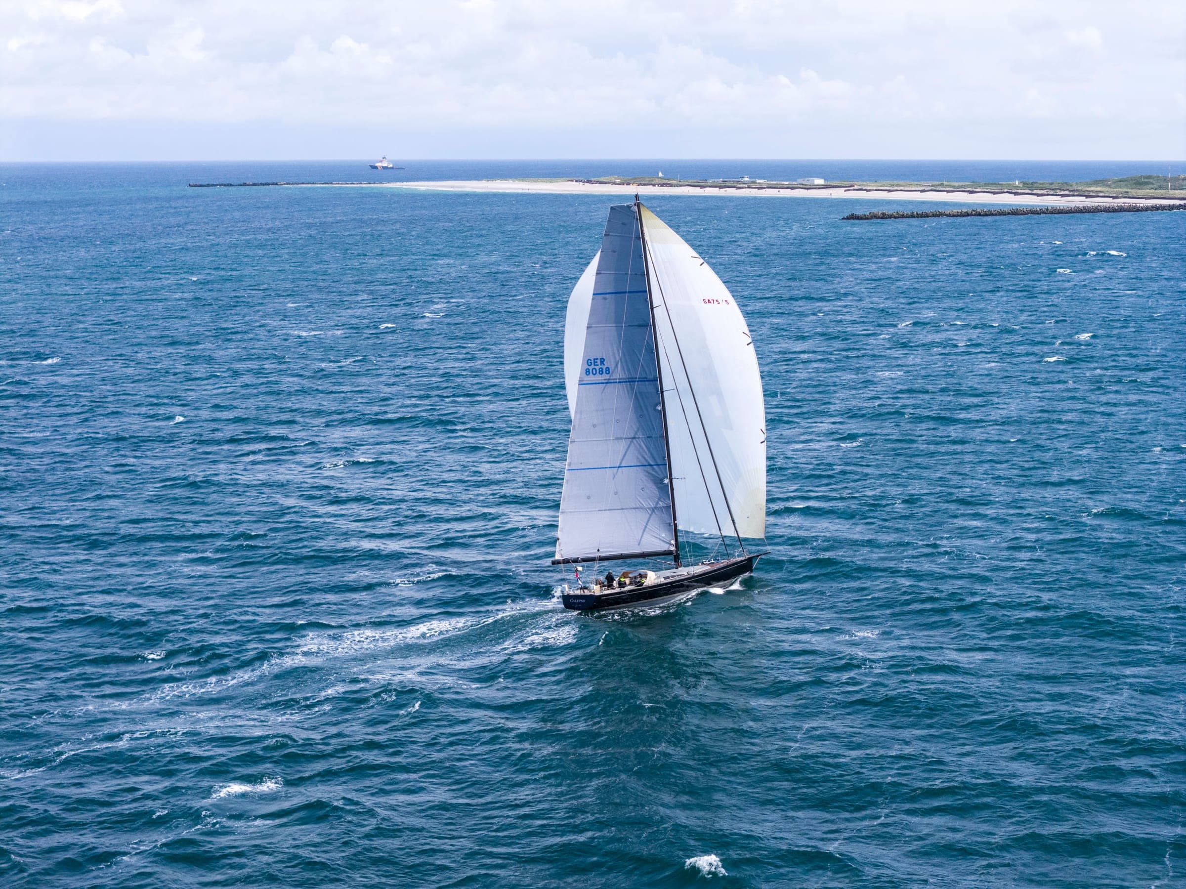 Yacht der Nordseewoche vor Helgoland